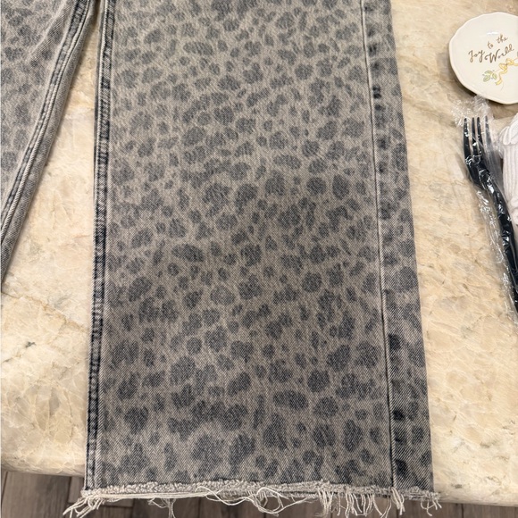 Universal Thread Gray Leopard Print Straight Leg Jeans - Picture 3 of 5